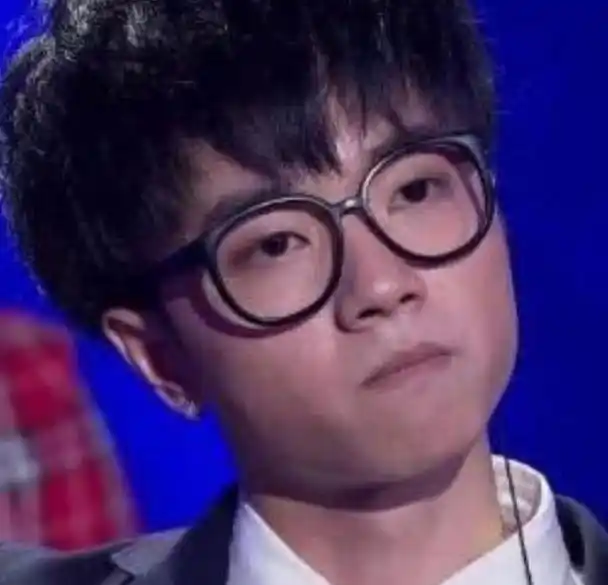 与现在拥有尖下巴脸型的他不同,以前华晨宇的腮帮子真的很大,仅是这个