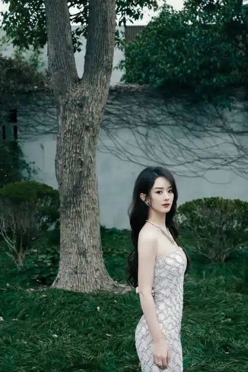 原创赵丽颖镂空长裙秀曼妙身姿渐变礼服宛似公主肤白貌美惹人爱