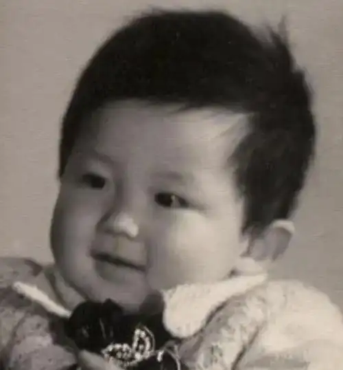 李晨的童年,虽与爷爷奶奶相伴,却丝毫不缺爱的滋养.