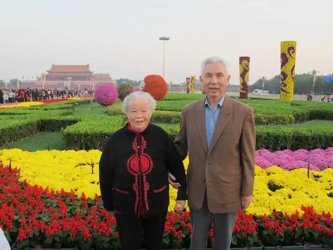 父母亲在国庆期间与天安门合影