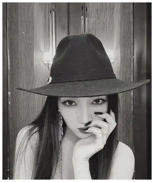 出道十年, 2019年5月9日,孟佳在微博与男友elroy公布恋情.