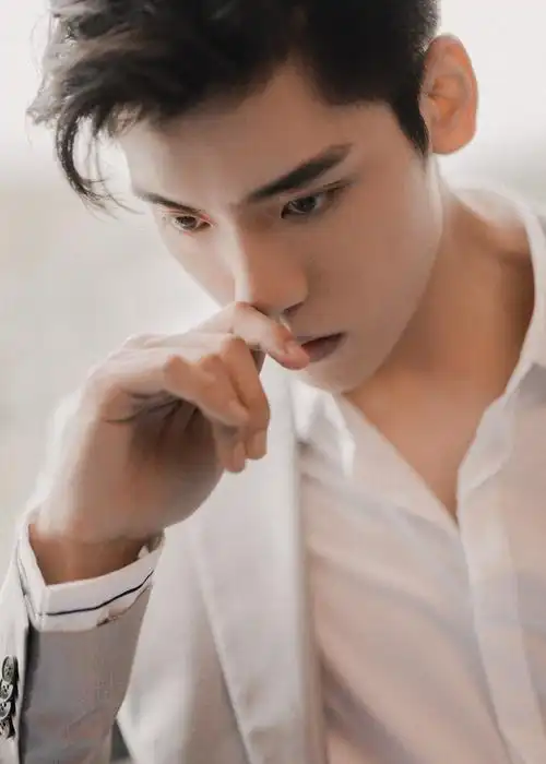 王子异银色西装帅气图片写真17