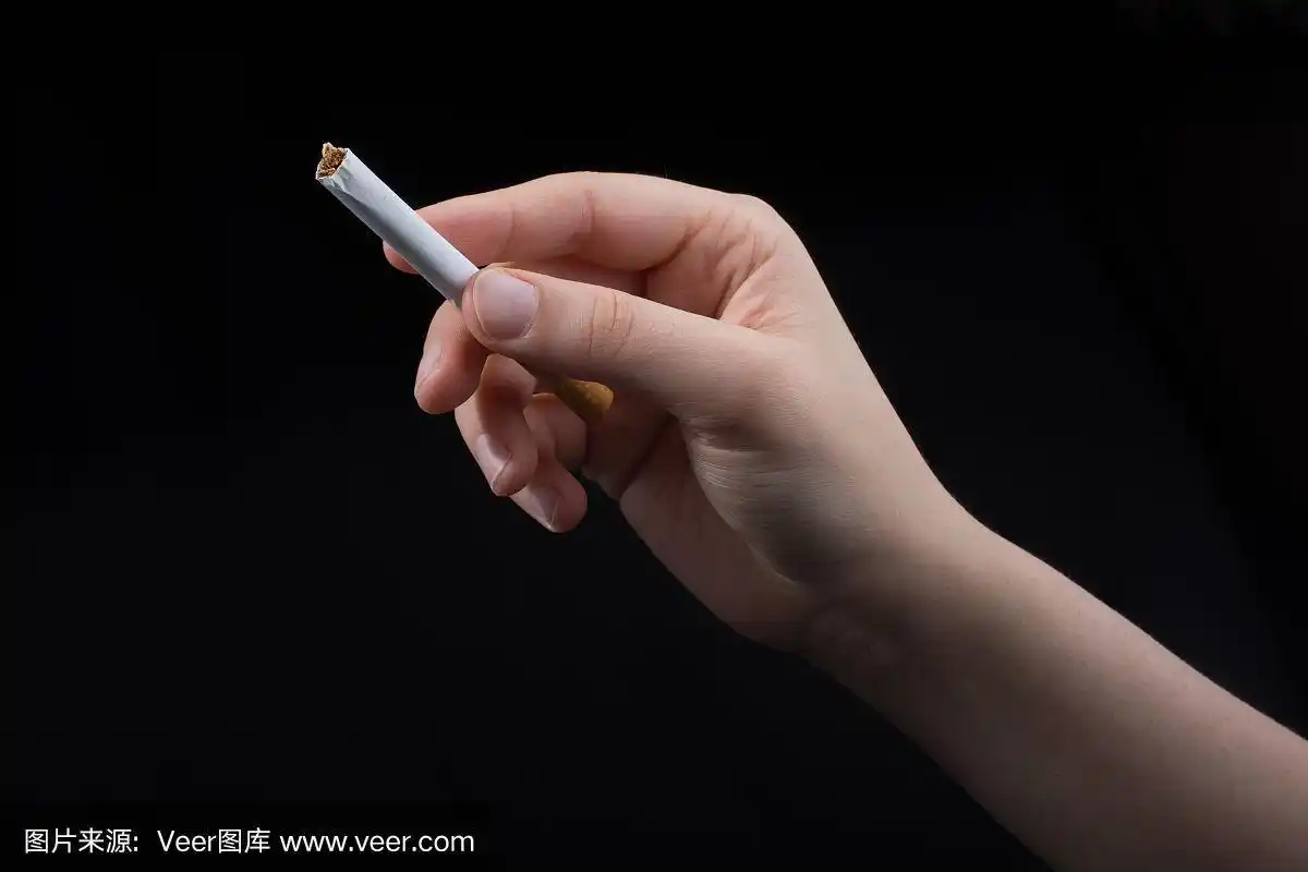 手上拿着一支烟,背景是黑色的