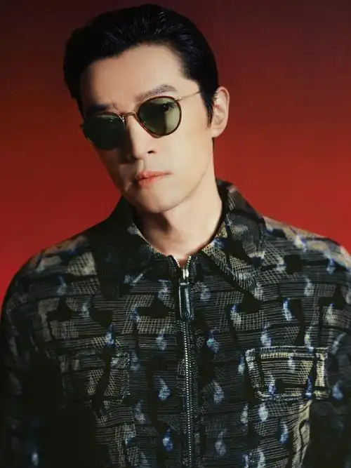 胡歌超话无水印高清大图#胡歌繁花#小胡老师与秋冬山水之间的东方美学