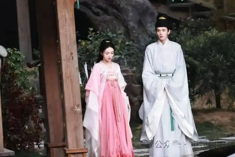 吴谨言穿粉色古装优雅温婉 与毕雯珺同框画风养眼_照片_气质_新剧