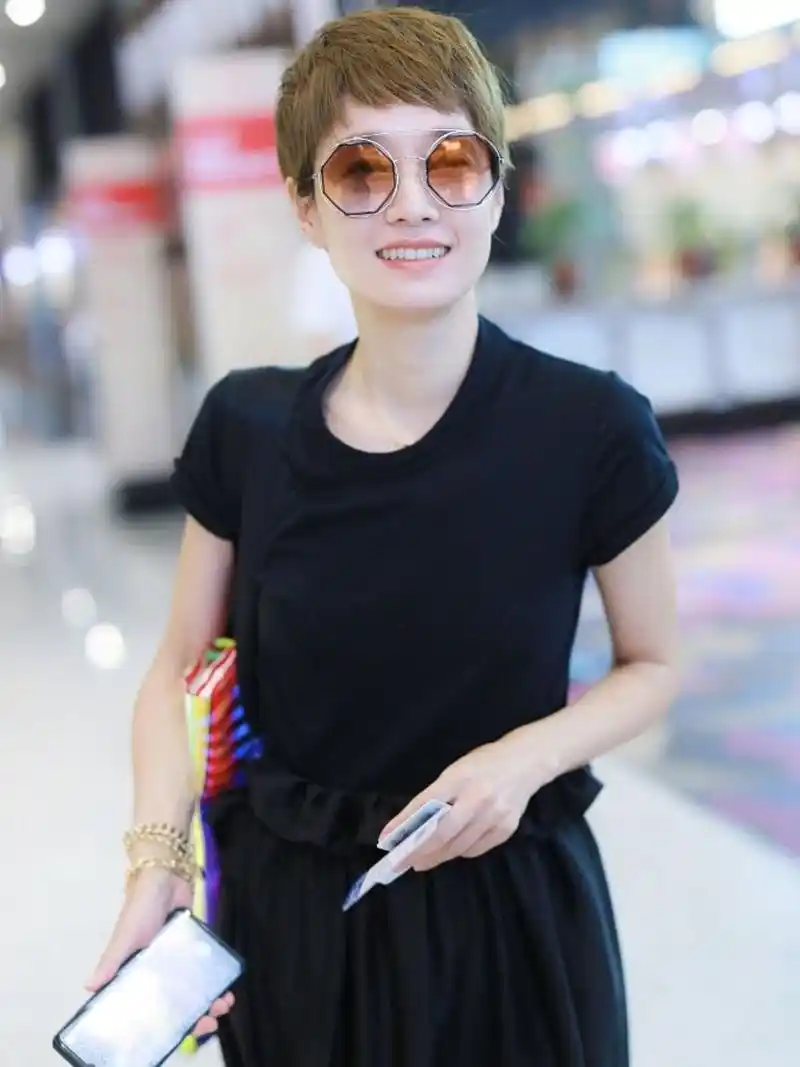 马伊琍穿小黑裙美成"大姑娘",时髦显瘦,还很减龄