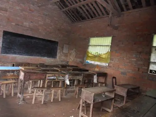 宣汉县凤鸣乡仙寨村学校如此破烂却在上课 谁之过(学校已改修)