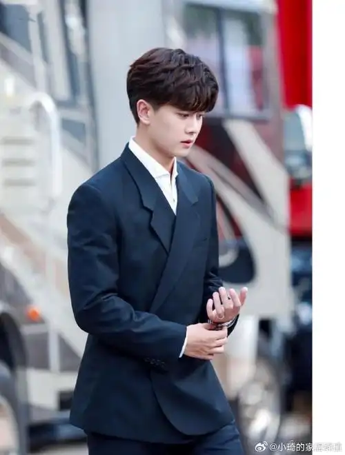 任嘉伦的西装造型有多帅