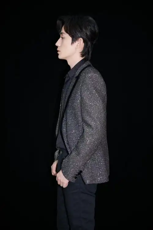 朱一龙周一侧面大片