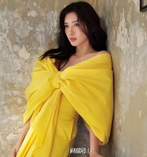 江疏影杂志写真娇艳欲滴! 雪肤玉貌身材曼妙美若天仙|长裙|抹胸|白皙|