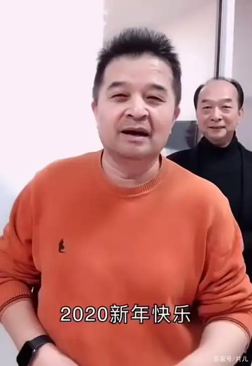毕福剑现身小餐馆庆生头发凌乱面容消瘦画面凄凉