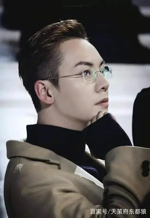 男明星戴上眼镜,或斯文或邪魅,你被谁撩到了呢?