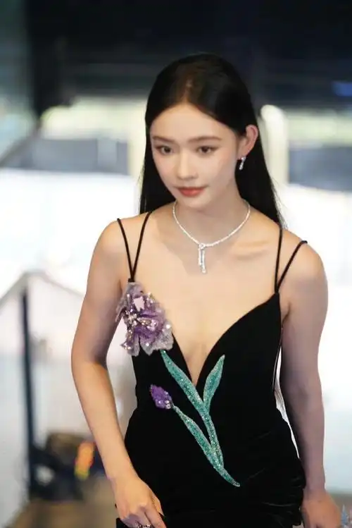 林允最新红毯造型