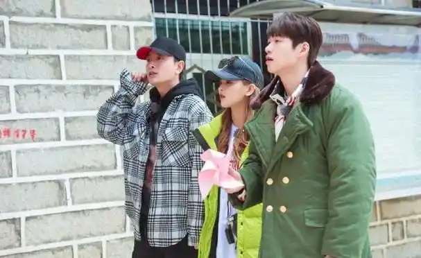 大家都去关注王源抽烟,可谁注意一旁被酒呛到的杨超越,喜感十足