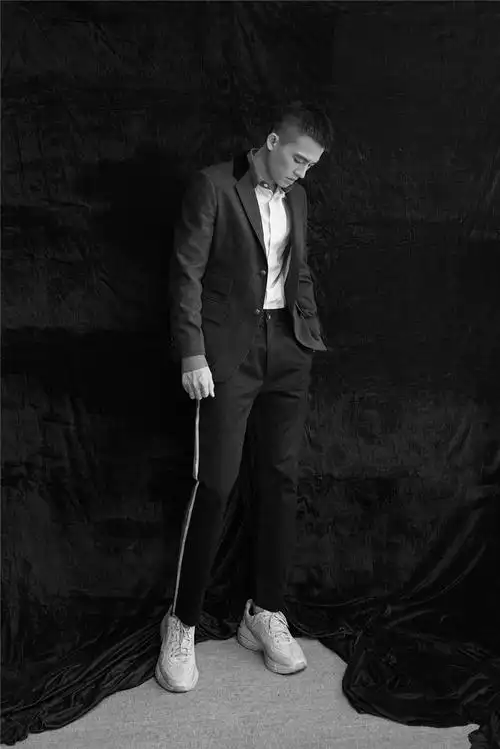 欧豪黑白写真曝光简约西装演绎冬日质感时尚