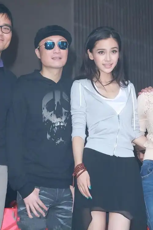 同样爱过黄晓明,聚光灯下的杨颖和李菲儿,一个向左,一个向右