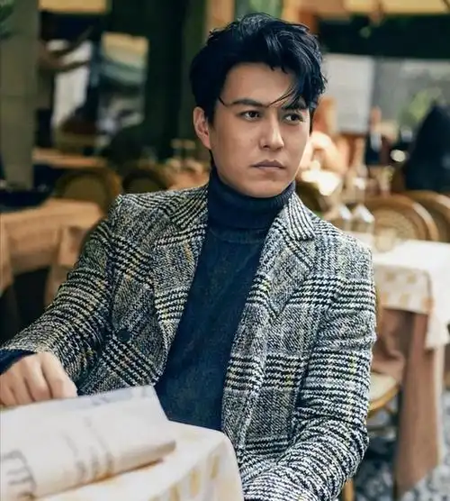 47岁靳东的发型告诉我们:中年男性有刘海更气质减龄不油腻