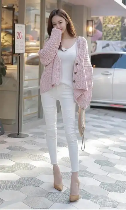 美女模特白色牛仔裤穿搭,身材好很性感