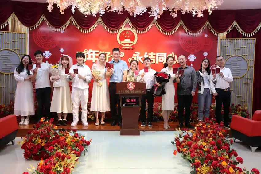 领取的"结婚证"  何江华 摄123来源:人民网-江西频道2021年05月20日17