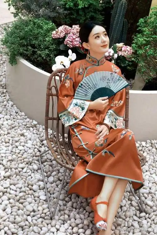 赵丽颖橘色旗袍美照:温柔明艳如画中美人