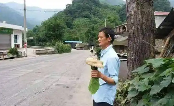 周宗朝:撞脸马云走红后,老板派人摩托接他被嫌弃:我