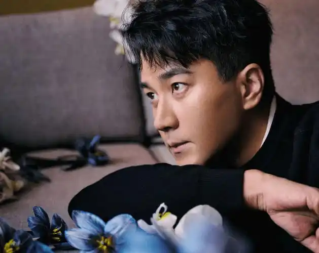 刘恺威参加线下活动,紧握双拳表情不知所措,女主持极力活跃气氛_姐姐