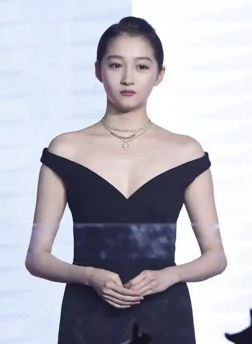 欧阳娜娜晒近照,大腿被裤子勒出肉,上身比关晓彤还壮