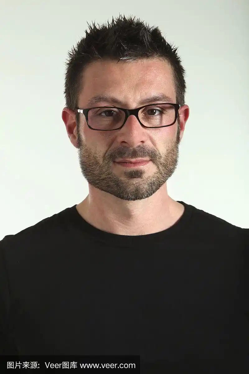 戴眼镜的男人的肖像