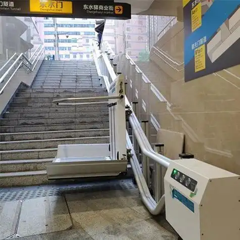 斜挂式残疾人升降平台是一种用于解决楼梯无障碍问题的设备,主要用于