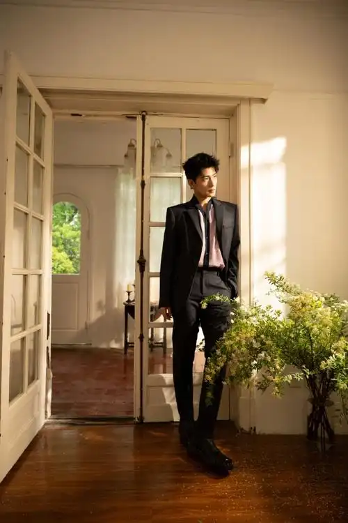 杨洋首发的这一组大片,高级简约的时尚质感让人眼前一亮!