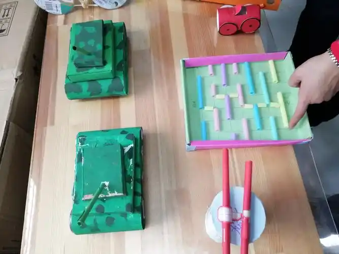 濮阳县机关第二幼儿园亲子活动——废旧物品玩具制作