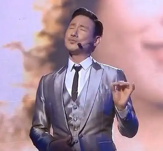 分明是用兰花指在唱歌,控制气息全靠捏.