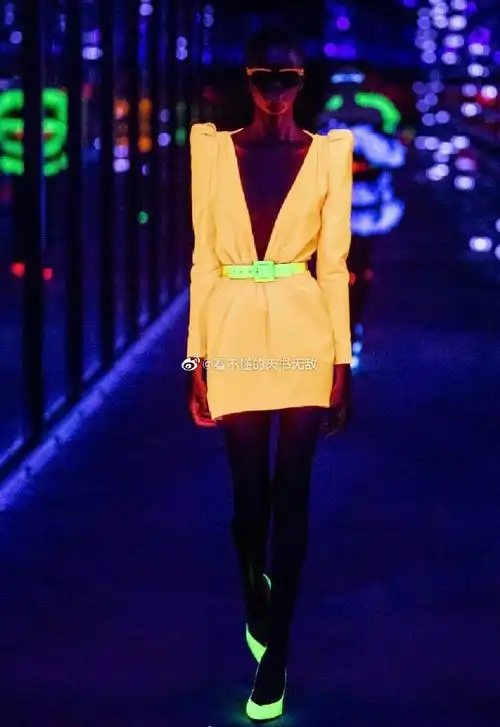 舒淇荧光橙造型#登杂志新封.