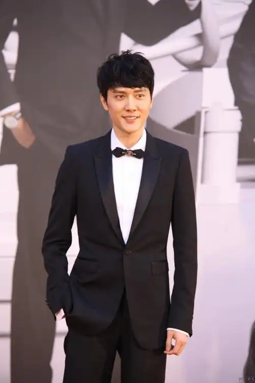 有爱虐狗!张晋携蔡少芬亮相