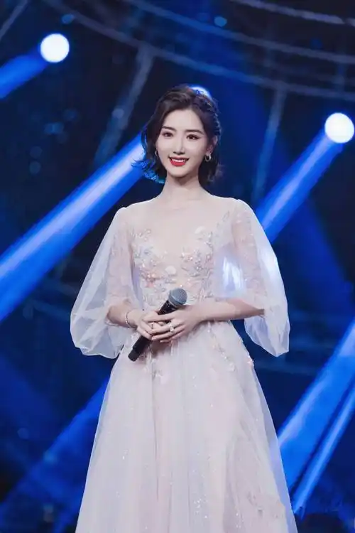 毛晓彤游乐园随拍美翻天!蓝色格子裙配麻花辫,网友:这是18岁吧