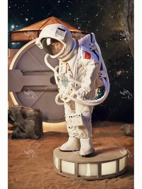 假装在月球穿上宇航服就可以cos登顶