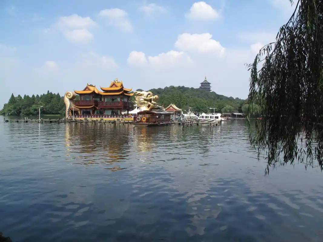 3,苏堤,位于浙江省杭州市西湖区,是北宋元祐四年1089,诗人苏轼苏东坡