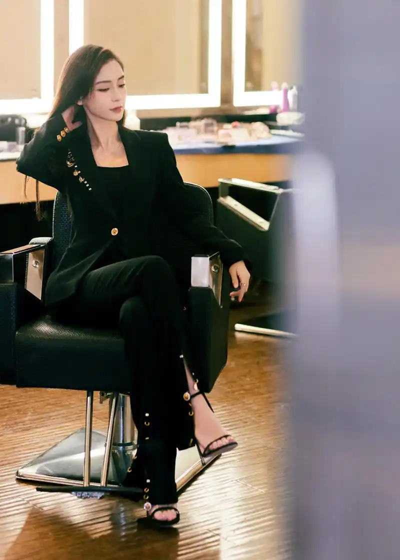 angelababy美出新高度!穿黑色西装利落干练,尽显女王气场