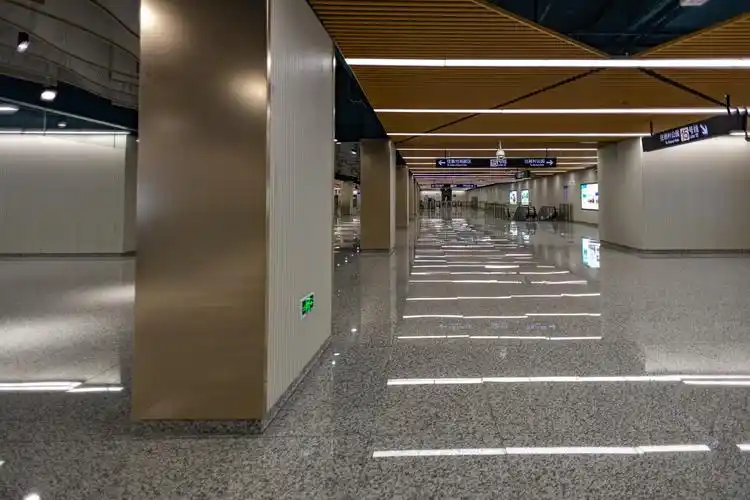 上海地铁通道地铁站台