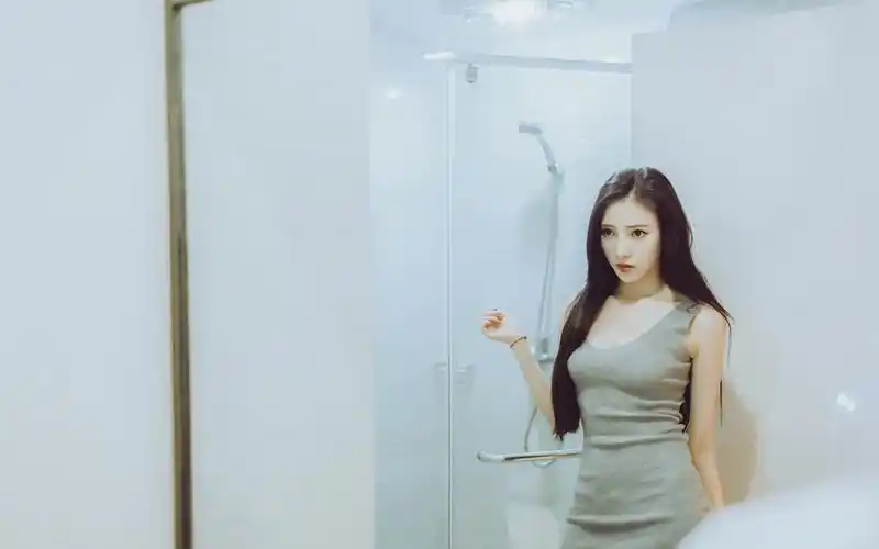 美艳女神浴室性感写真