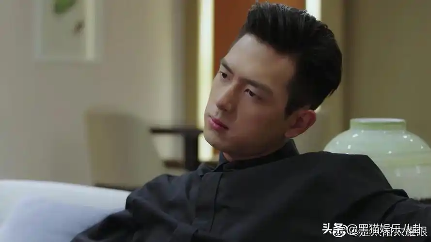 韩商言的大佬坐姿了解一下霸气十足且气场满满