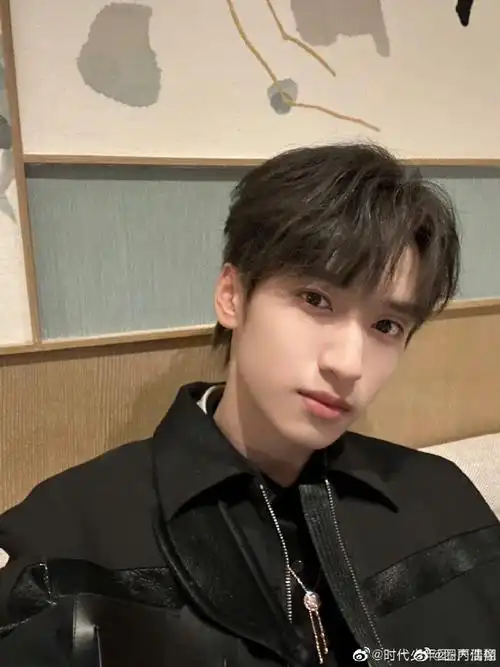 严浩翔蓝衬衫花絮照