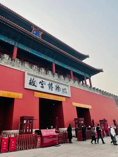 故宫的主线——中轴线,也就是前三大殿:太和殿,中和殿,保和殿和后三