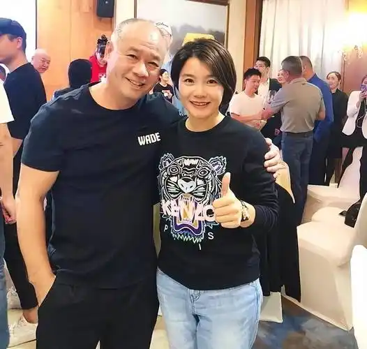 披肩发碎花裙尽显贵气,同框千金犹如姐妹_陈永妍_身材_优点