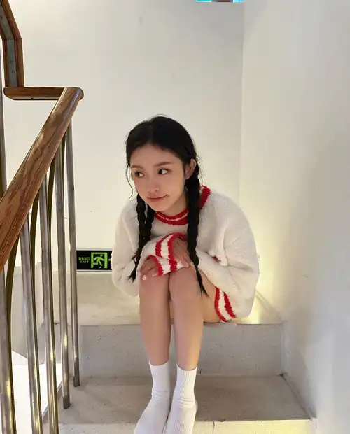 女演员拍照是日常工作,林允露出脚线直接坐在冰冷的楼梯上,皮肤冻得