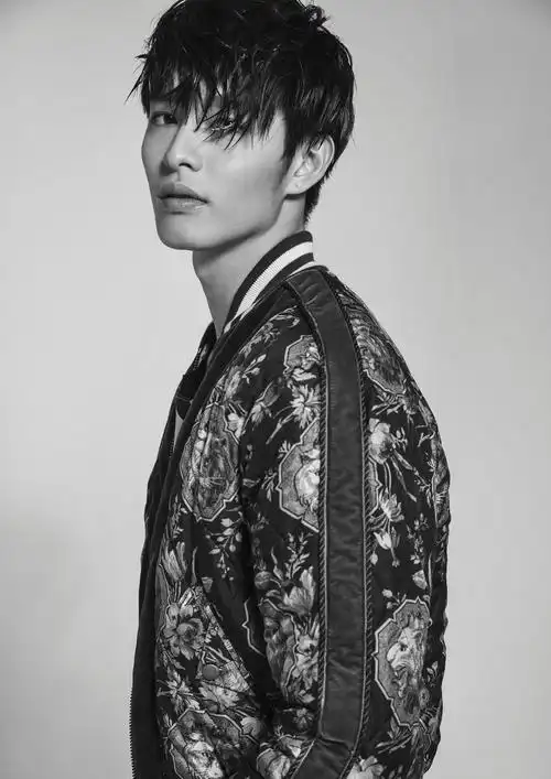 "高冷校草"曹佑宁最新杂志照曝光 散发撩人魅力