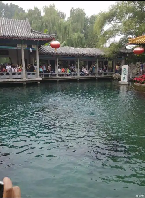 趵突泉三个大泉眼