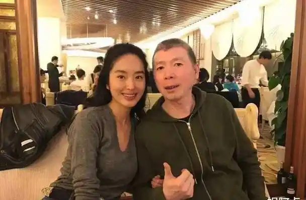 享尽了干爹的"福利"后,终究成为了市场的"弃儿"_陈金飞_女儿_刘晓莉