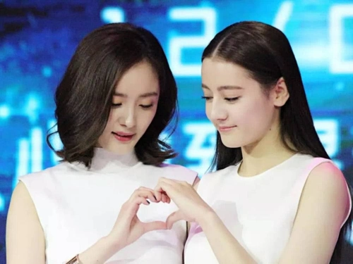 迪丽热巴4位闺蜜,每个都美若天仙,唯独她腿长吓人逛机场无人识