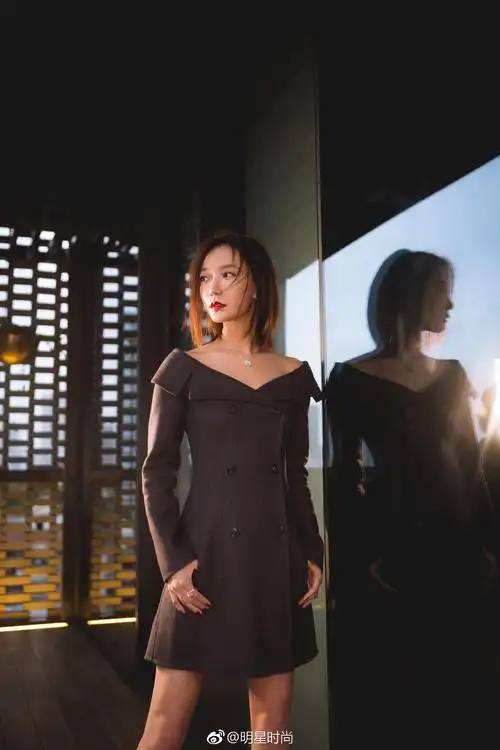 受dior活动邀请,王珞丹一身dior系列修身连衣短裙惊艳亮相
